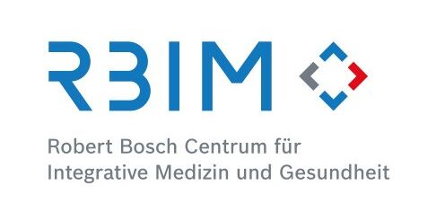 Hier ist das Logo des Robert-Bosch Centrum zu sehen, die Buchstaben RBIM in blau auf weißem Grund.