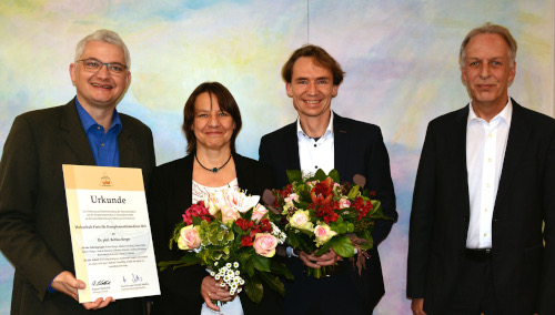 Preisverleihung 2021: der Vorstand der Stiftung Ragnar Watteroth (l.) und Bürgermeister Jens Timm (r.) (Vorsitzender des Stiftungsrates) gratulieren der Arbeitsgruppe um Dr. Bettina Berger und Prof. Dr. David Martin
