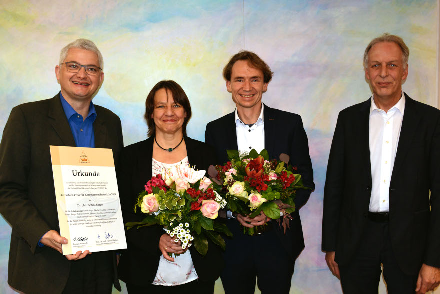 Preisverleihung 2021: der Vorstand der Stiftung Ragnar Watteroth (l.) und Bürgermeister Jens Timm (r.) (Vorsitzender des Stiftungsrates) gratulieren der Arbeitsgruppe um Dr. Bettina Berger und Prof. Dr. David Martin