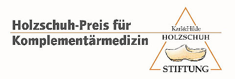 Die Grafik zeigt das Logo des Holzschuh-Preises für Komplementärmedizin und das Logo der Holzschuh-Stiftung 